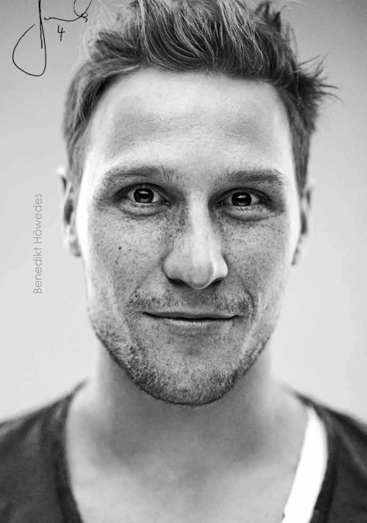 Benedikt Höwedes — Porträt mit Signatur